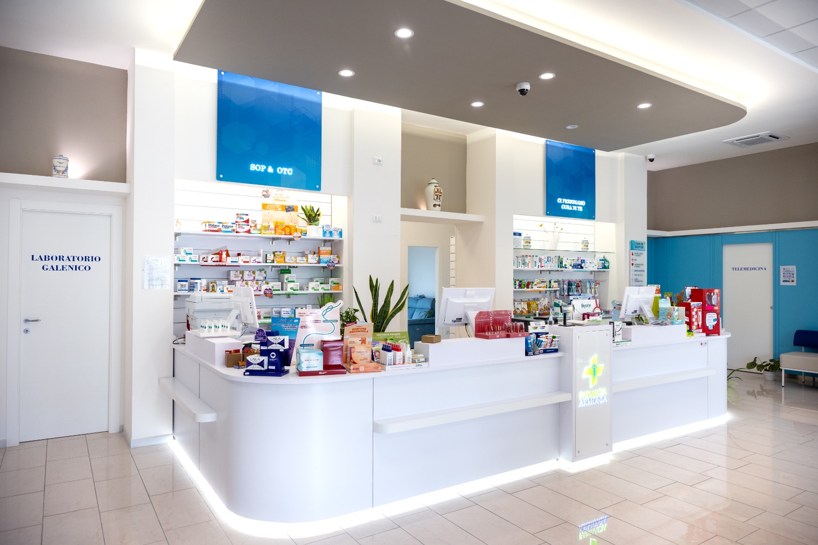 Realizzazione Ciancio Design con banco curvo e illuminazione integrata